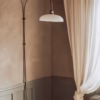 Vägglampa i antik mässing och vit skärm 140 cm