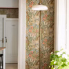 Vägglampa i antik mässing och vit skärm 140 cm